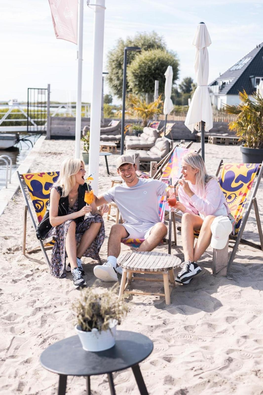 Welcome In - Houseboat 'Elysium' Met Eigen Aanlegsteiger Sneek - Offingawier Exterior foto